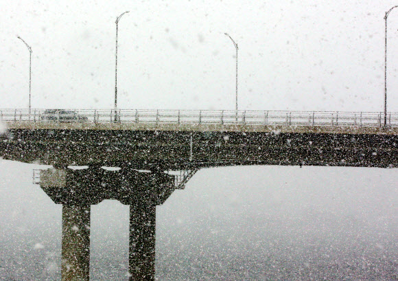 눈 내리는 춘천대교