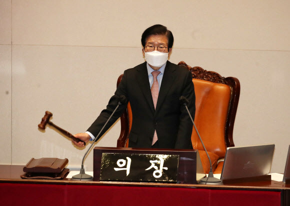 박병석 국회의장이 21일 국회 본회의에서 추가경정예산을 처리하고 있다. 2022.2.21 국회사진기자단