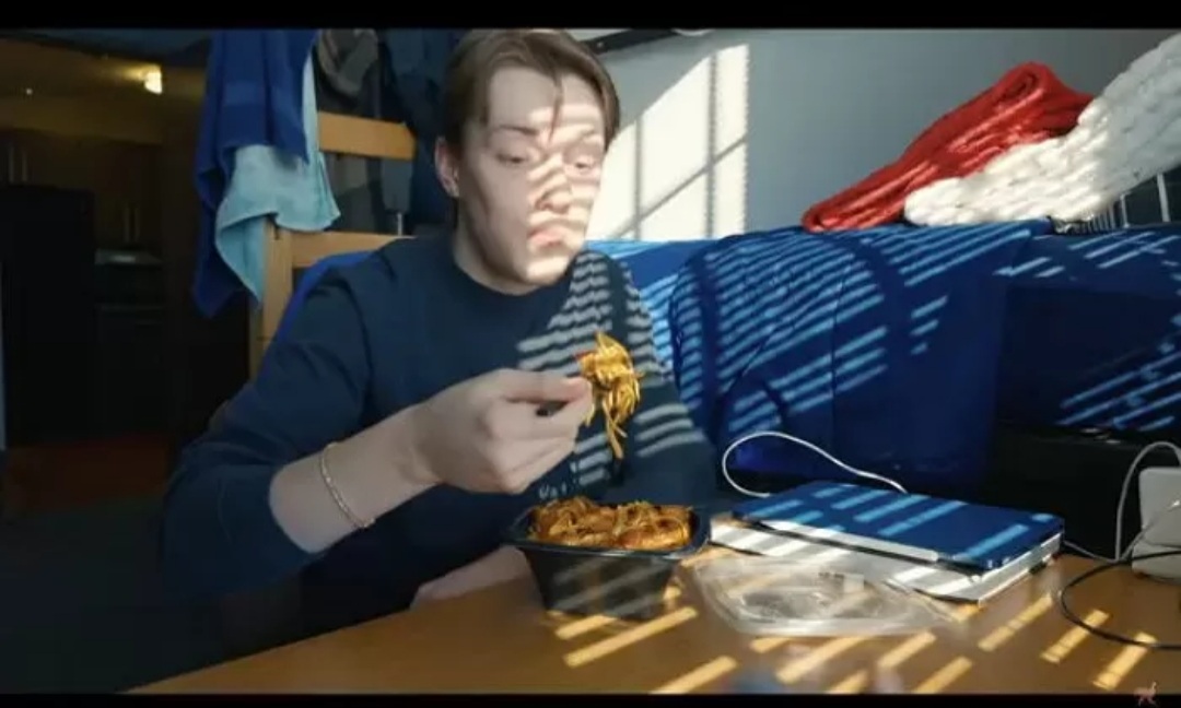 냉장고에 친구가 남긴 음식을 먹었다가 양쪽 다리를 절단한 남성의 사연이 공개됐다. 유튜브(영상은 재연배우) 캡처