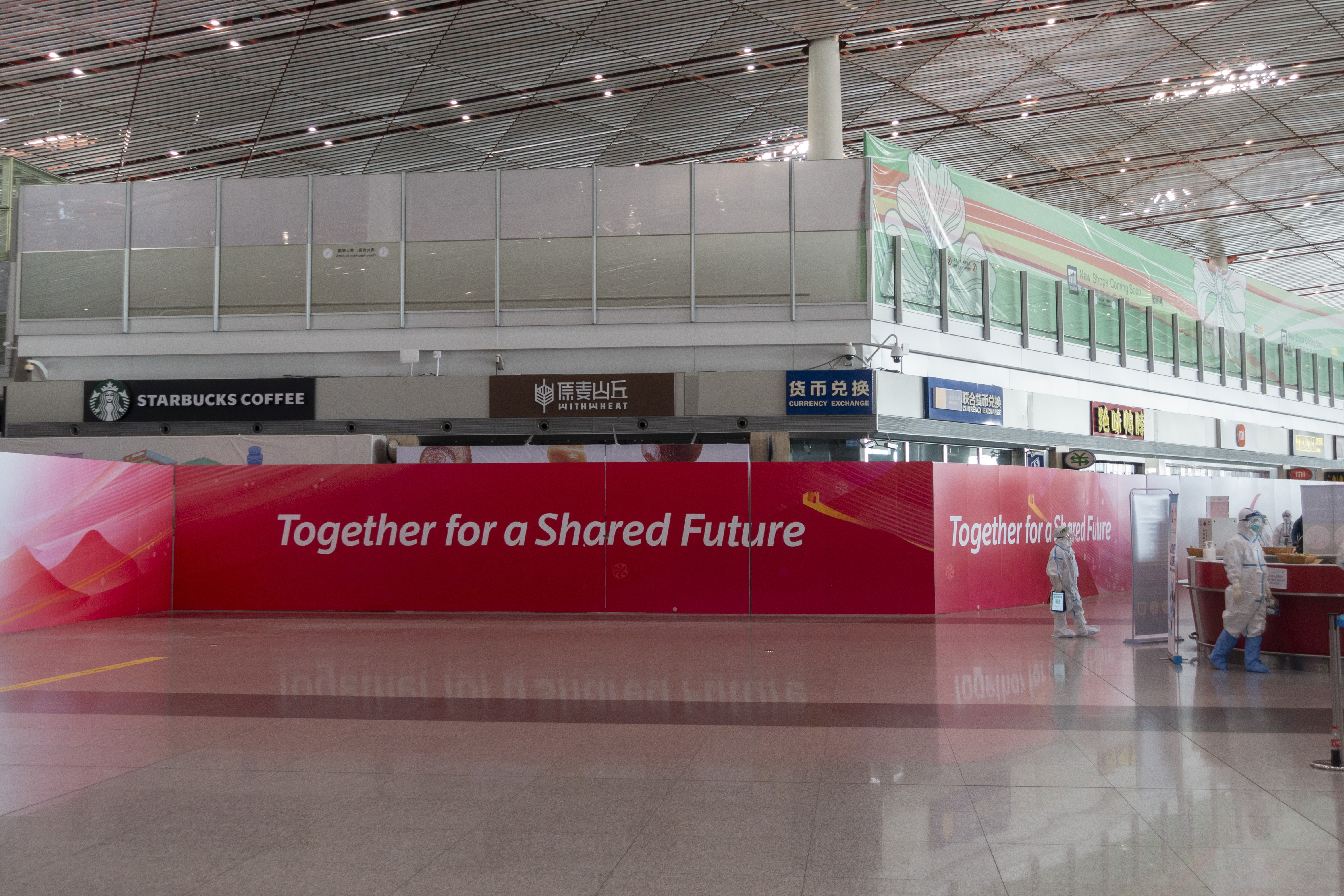 서우두 공항 내 매점들이 베이징올림픽 슬로건인 ‘Together for a Shared Future’가 적힌 구조물 뒤에 폐쇄된 모습. 베이징 류재민 기자