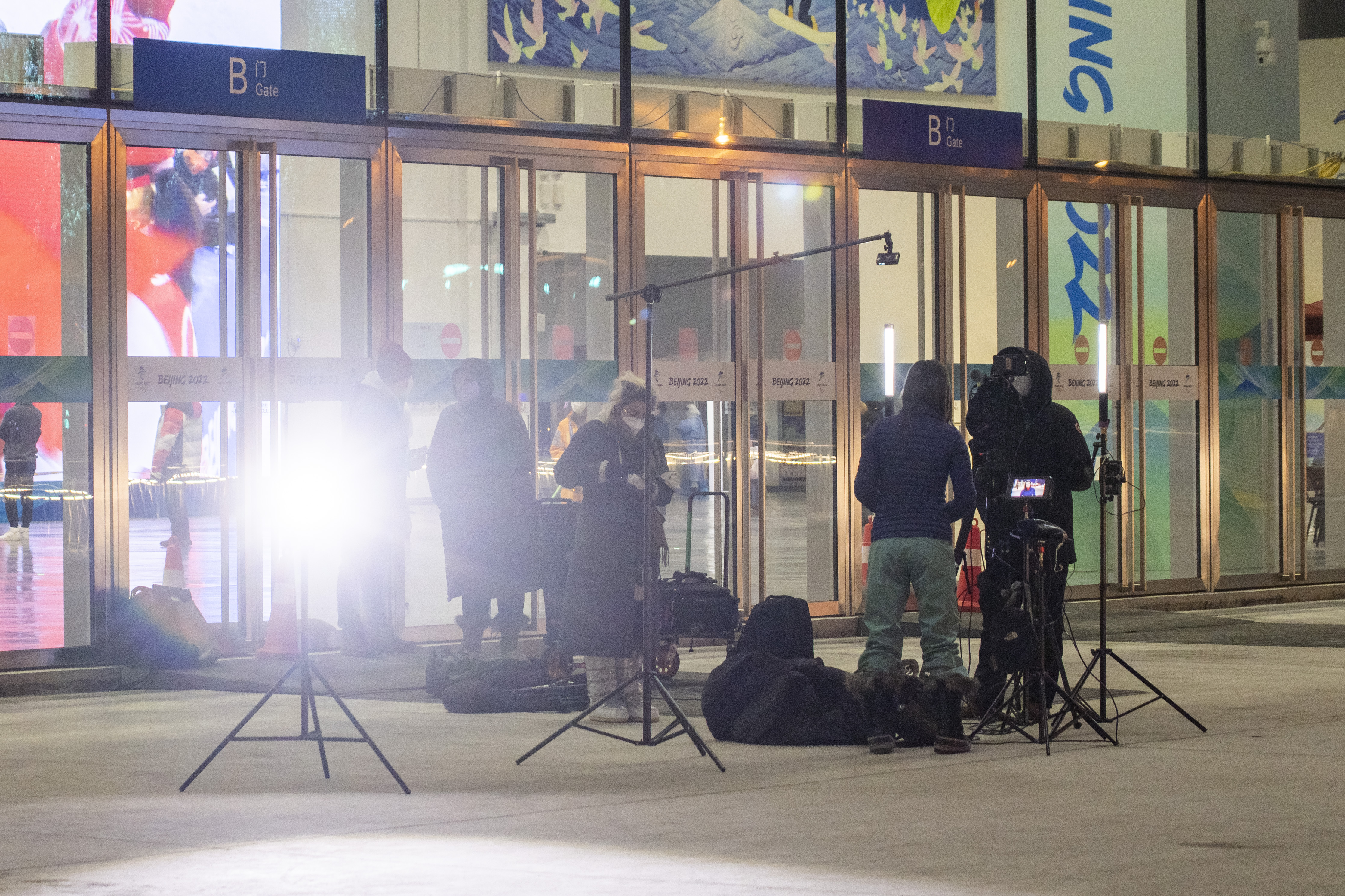 한 외국 방송사가 미디어센터 앞에서 방송 촬영을 진행하는 모습. 베이징 류재민 기자