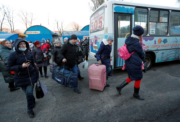 친러 반군 대피령에 피란길 나서는 우크라 동부 주민들