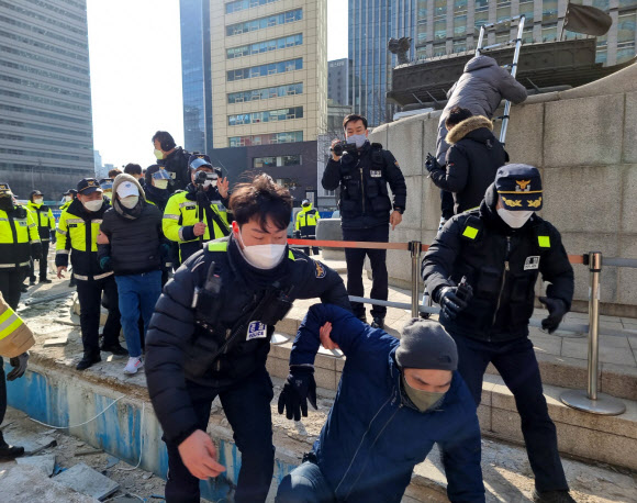 연행되는 CJ대한통운 택배 노동자