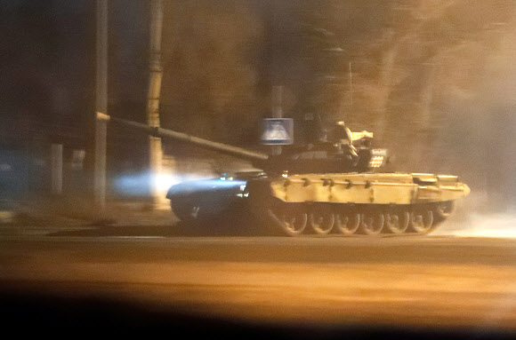 22일(현지시간) 친러시아 반군이 통제하는 우크라이나 동부 도네츠크에 러시아군 탱크가 진입하고 있다. 블라디미르 푸틴 러시아 대통령은 전날 친러 분리주의자들이 결성한 도네츠크인민공화국(DPR)과 루간스크인민공화국(LPR)의 독립을 승인하고 평화유지를 명분으로 자국군에 이 지역 진입을 명령했다. 2022.2.22. 로이터 연합뉴스