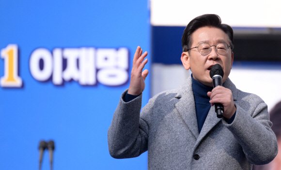 이재명 더불어민주당 대선후보가 22일 인천 남동구 로데오거리 광장에 모인 시민들에게 지지를 호소하고 있다. 오장환 기자