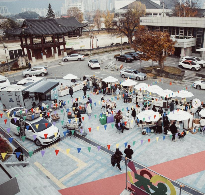 조선시대 관아가 옆에 있는 충주 문화창업재생허브센터 앞 광장에서 청년들이 마련한 장터와 공연이 펼쳐졌다.