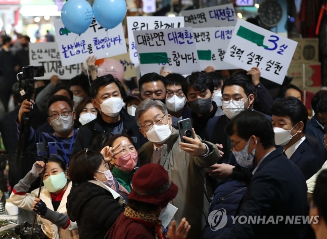 더불어민주당 이재명 대선후보가 20일 충남 논산시 화지중앙시장을 방문, 지지자들과 기념촬영을 하고 있다.