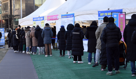 23일 오전 서울 송파구 보건소 앞 선별진료소에 코로나19 검사를 받으려는 시민들이 줄을 서고 있다.  2022.2.23 정연호 기자