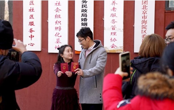베이징에서 혼인신고한 중국의 신혼부부. 중국중앙TV 캡처