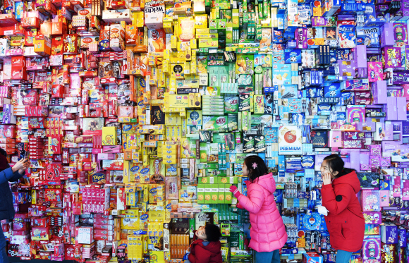 순창 푸드사이언스관의 인증샷 명소로 떠오른 ‘과자상자 벽’. 다양한 빛깔의 과자 포장지로 무지갯빛을 표현한 설치미술 작품이다.