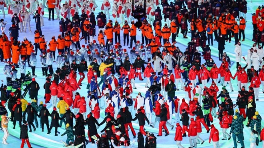 20일 중국 베이징 국립경기장에서 열린 2022 베이징 동계올림픽 폐회식에 입장한 각국 선수단이 마치 우리나라 강강술래 같이 서로 손을 잡고 원을 그리며 돌고 있다. 2022.2.20 연합뉴스.