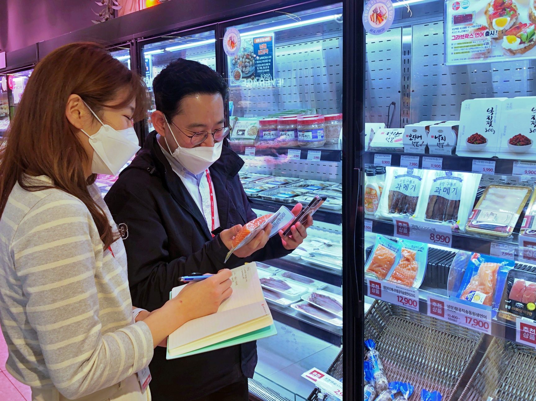 MZ세대 상품기획자(MD)와 아이템전략팀 직원이 서울 송파구 롯데프리미엄푸드마켓 잠실점에서 상품을 살펴보고 있다. 롯데슈퍼 제공