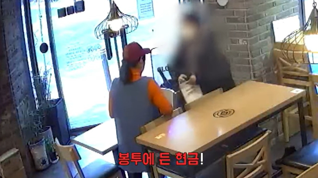 보이스피싱을 당하는 손님을 발견한 카페 사장님. 2022.02.24 경기남부경찰 유튜브 채널