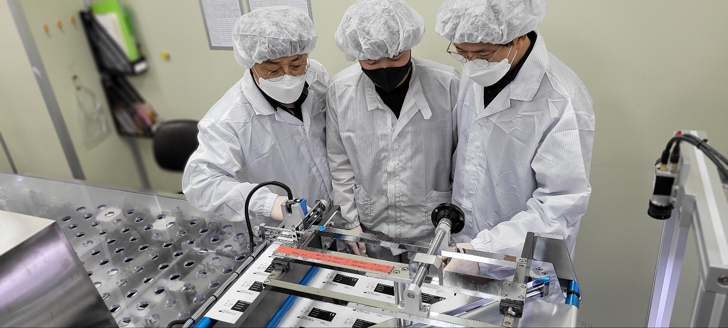 충남 천안의 자가진단키트 생산업체 젠바디에서 삼성전자 스마트공장 전문가와 젠바디 직원(가운데)이 검사용 기기 포장 라인을 점검하고 있다. 삼성전자 제공
