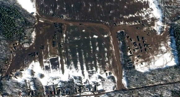 23일(현지시간) 우크라이나와 국경을 접한 러시아 벨고로트주 골로브치노에 배치된 러시아군 전투부대와 야포를 촬영한 위성사진. 2022-02-24 맥사 테크놀로지스 제공