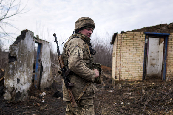 한 우크라이나 군인이 23일(현지시간) 우크라이나 동부 스비틀로다르스크 인근에서 경계 작전을 하고 있다. AP 연합뉴스