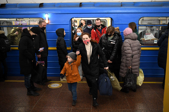 러시아군의 공습이 시작된 24일(현지시간) 우크라이나 수도 키예프에서 승객들이 지하철에서 나오고 있다. AFP 연합뉴스