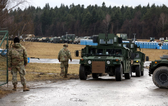 ‘러 침공 대비’ 우크라-폴란드 국경에 증강 배치된 미군