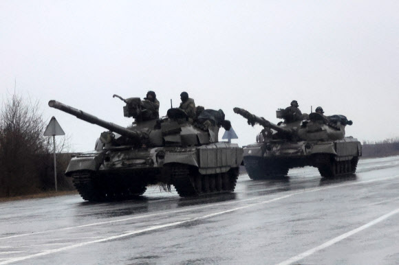 블라디미르 푸틴 러시아 대통령이 24일(현지시간) 우크라이나 동부 마리우폴에서 군사작전을 승인한 후 우크라이나 탱크가 도시로 이동하고 있다. 로이터 연합뉴스