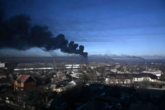 러시아 침공 개시 후 검은 연기 치솟는 우크라 군공항