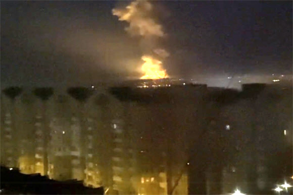 러시아 침공 개시 후 우크라 키예프 인근서 치솟는 불길