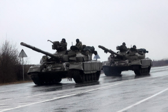 남부 마리우폴 시내로 진입하는 우크라 탱크들