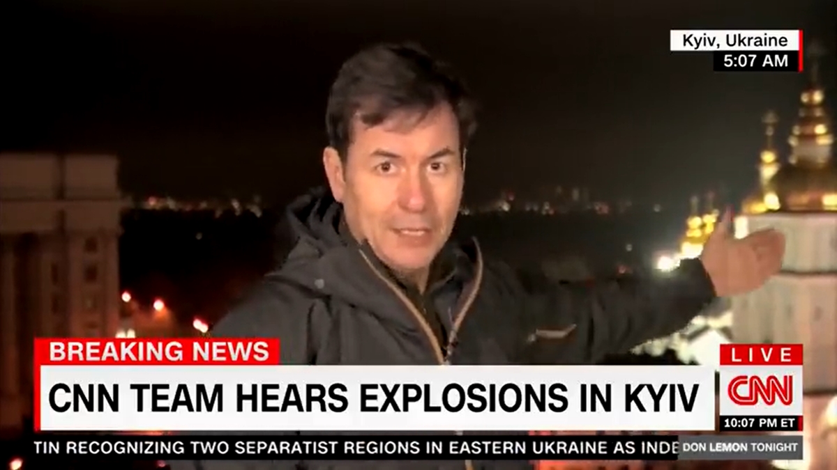 러시아가 24일(현지시간) 새벽 우크라이나 침공을 강행한 시각 이를 우크라이나 수도 현지에서 생중계하던 미국 방송사 CNN 기자가 갑작스러운 폭발음에 놀라 방탄조끼와 헬멧을 착용하는 장면이 전파를 타면서 현지의 급박한 상황이 전 세계로 전달됐다.  CNN 트위터 캡처