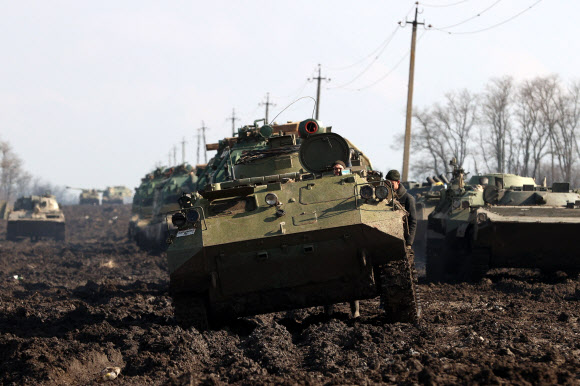 지난 21일(현지시간) 우크라이나 동부 돈바스 지역에 접한 러시아 로스토프주에서 러시아군 장갑차들이 이동하고 있다. 로스토프 타스 연합뉴스
