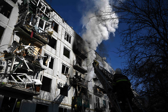 러시아군이 우크라이나에 대한 침공을 시작한 24일(현지시간) 우크라이나 동부 추구이프의 한 아파트가 폭발로 인해 폐허가 된 채 연기를 뿜고 있다. 추구이프 AFP 연합뉴스