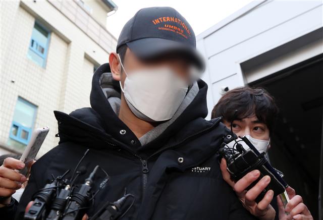 묵묵부답 검찰 송치되는 계양전기 횡령 직원