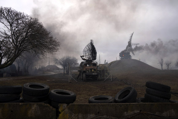 우크라이나 마리우폴에 있는 레이더 기지가 24일(현지시간) 러시아의 공격을 받고 불타고 있다. AP 연합뉴스