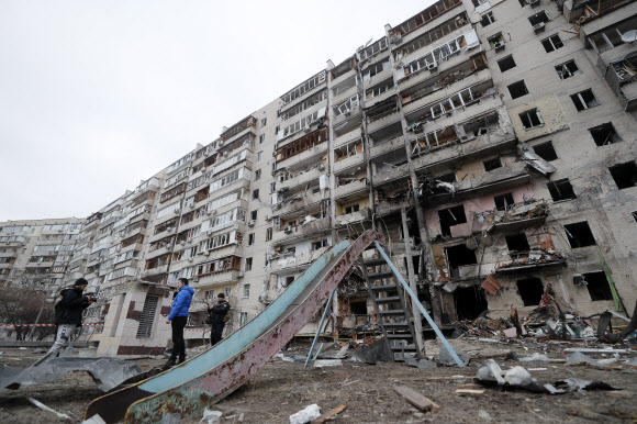 우크라이나 키예프의 한 주거지역 아파트가 25일(현지시간) 밤새 러시아군의 포격으로 파괴돼 있다. 키예프 EPA 연합뉴스