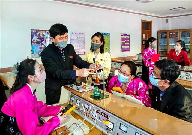 북한 조선노동당 기관지 노동신문은 26일 “당 중앙위원회 제8기 제4차 전원회의 과업을 관철하는 데서 수재양성 기지들이 맡고 있는 몫은 매우 크다”며 인재양성에 힘쓰는 일선 학교 사례를 소개했다.  평양 노동신문 뉴스1