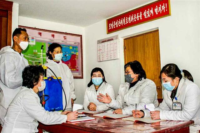 북한 조선노동당 기관지 노동신문은 26일 “좀처럼 수그러들 줄 모르는 세계적인 악성 전염병 전파 상황에 대비해 비상방역사업을 더욱 강화하자”고 주문했다.  평양 노동신문 뉴스1