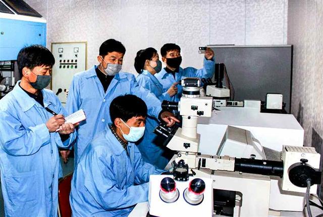 북한 조선노동당 기관지 노동신문은 26일 “높은 과학기술성과를 내놓음으로써 부강조국건설에 이바지하는 참된 애국자가 돼야 한다”며 모범 사례로 국가과학원 집적회로연구소 과학자들을 소개했다. 신문은 이들이 지난해 “산소열법용광로대 보수공사를 짧은 기간에 결속하는 데 이바지했다”고 전했다.  평양 노동신문 뉴스1