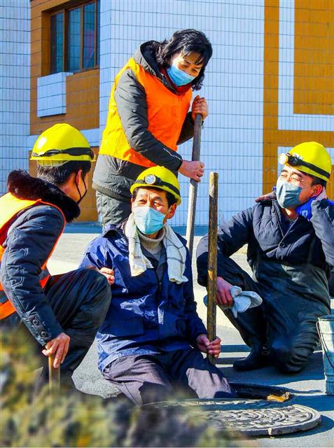 북한 조선노동당 기관지 노동신문은 26일 평양 대성구역 상하수도관리소 종업원들 사진을 싣고 “누가 보건 말건, 알아주건 말건 인민의 믿음과 기대를 생의 전부로 간직하고 일해 나가는 상하수도관리소 일꾼”이라고 소개했다.  평양 노동신문 뉴스1
