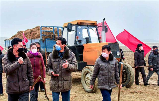 북한 조선노동당 기관지 노동신문은 “당 중앙위원회 제8기 제4차 전원회의가 제시한 알곡생산 목표를 기어이 점령할 열의로 온 나라 협동벌이 들끓는다”고 26일 보도했다. 사진은 황해남도 재령군 래림협동농장 농장원들.  평양 노동신문 뉴스1