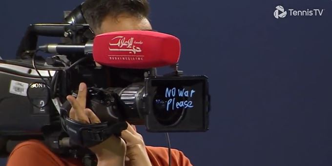 루블료프(7위·러시아)가 남자프로테니스(ATP) 투어 대회 결승 진출을 확정한 뒤 중계 카메라에 반전의 메시지를 적었다. 테니스TV 캡처