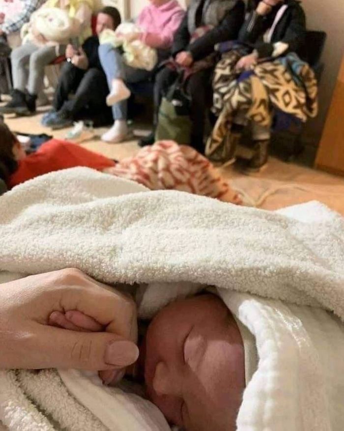 키예프 지하철역에서 태어난 우크라이나 아기. 의회 트위터
