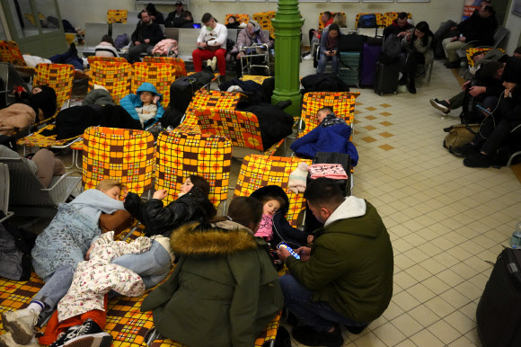 프셰미실 중앙역에 설치된 임시수용소에 대피한 우크라이나 시민들이 휴식을 취하고 있다. 2022.02.26 AP 연합뉴스