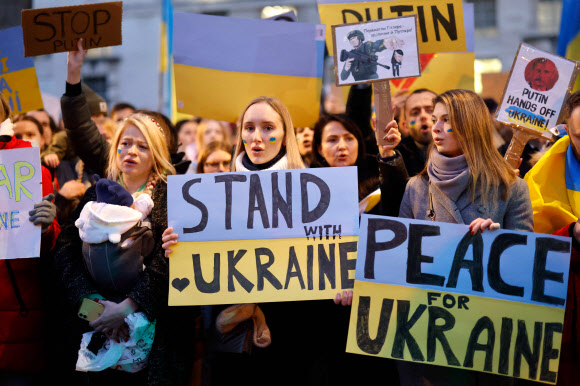 25일(현지시간) 영국 총리 관저가 있는 런던 다우닝가에 모인 시민들이 러시아의 침공을 받은 우크라이나를 지지하는 시위를 벌이고 있다. 런던 AFP 연합뉴스