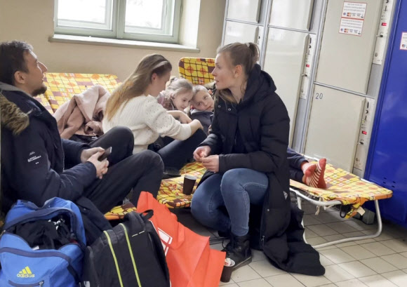 러시아가 우크라이나를 침범한 지 이틀째인 25일(현지시간) 폴란드 프셰미실역 임시수용소에서 한 우크라이나 피란민 가족이 대화를 나누고 있다. 2022.02.26  연합뉴스