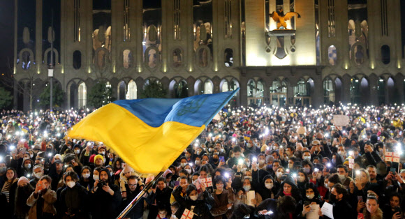 25일(현지시간) 조지아 수도 트빌리시에서 열린 반전 시위 참가자들이 휴대전화에 불을 밝혀 우크라이나를 지지 의사를 표하고 있다. 이날 집회에는 약 3만명이 참가한 것으로 전해졌다. 트빌리시 AFP 연합뉴스