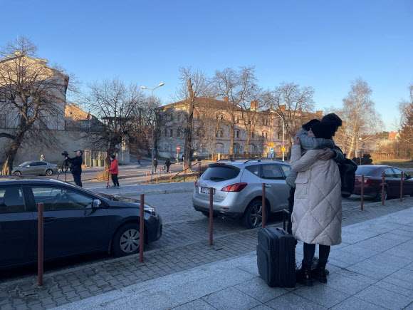 러시아의 우크라이나 침공이 시작된 24일(현지시간) 키예프에서 출발하는 첫 기차를 타고 폴란드 국경을 넘은 우크라이나인 연인을 맞이한 남성. 2022.02.26  연합뉴스