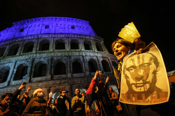 25일(현지시간) 이탈리아 로마 콜로세움 앞에서 러시아의 우크라이나 침공을 규탄하는 시위가 벌어지고 있다. 로마 EPA 연합뉴스
