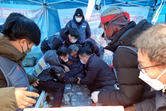 CJ대한통운에 대화를 촉구하며  CJ대한통운 본사 앞 농성 천막에서  ‘아사단식’을 해온 진경호 전국택배노조 위원장이 건강 악화로 26일 인근 병원으로 이송되고 있다.  2022.2.26  연합뉴스