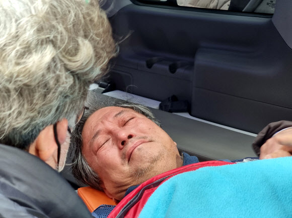 CJ대한통운에 대화를 촉구하며  CJ대한통운 본사 앞 농성 천막에서  ‘아사단식’을 해온 진경호 전국택배노조 위원장이 건강 악화로 26일 인근 병원으로 이송되고 있다.  2022.2.26  연합뉴스