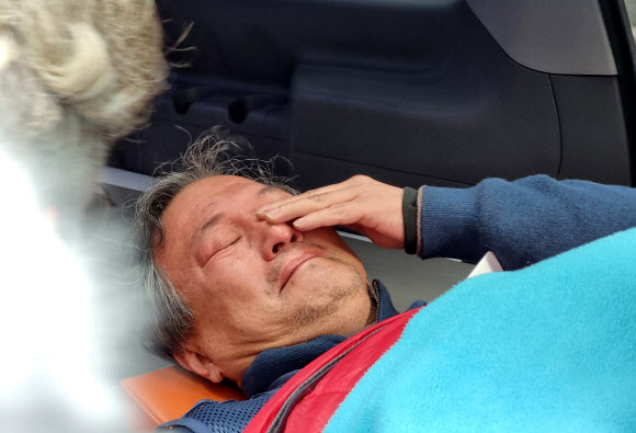 CJ대한통운에 대화를 촉구하며  CJ대한통운 본사 앞 농성 천막에서  ‘아사단식’을 해온 진경호 전국택배노조 위원장이 건강 악화로 26일 인근 병원으로 이송되며 눈물을 흘리고 있다. 2022.2.26  연합뉴스