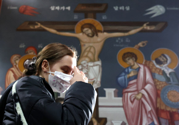 26일 오후 서울 마포구 성 니콜라스 대성당에서 열린 우크라이나의 평화와 안전을 기원하는 공동기도회에서 한 우크라이나 교민이 기도를 하고 있다. 2022.2.26  연합뉴스