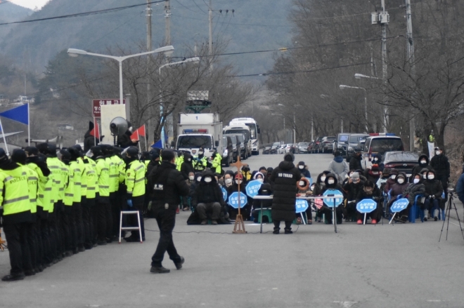 경북 성주 사드기지 입구에서 주민과 반대단체 회원들이 집회를 열고 있다. 사드 철회 소성리 종합상황실 제공